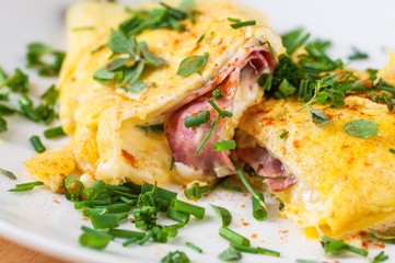 Egg omelette with ham and cheese with chive. - 190133518