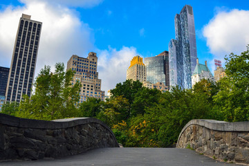 Paisaje urbano de Rascacielos tomado desde un puente del parque de Central Park, Nueva York