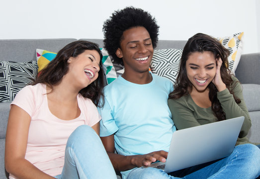 Drei Jugendliche schauen Film am Laptop