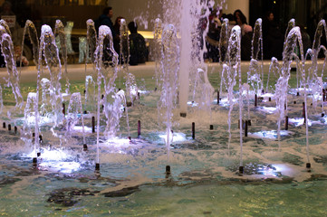 A beautiful large fountain inside the shopping center.