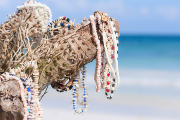 Halsketten aus Muscheln - Kunst auf Yucatan in Mexiko © Knipsersiggi