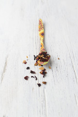 Früchtetee auf einem Löffel