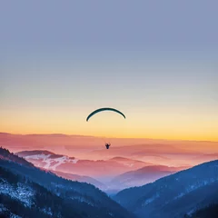 Foto op Plexiglas Luchtsport Parachutespringen bij zonsondergang boven de bergen