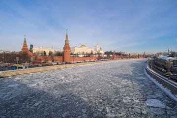 Obraz premium Winter city landscape in Moscow with a view of the Kremlin and the embankments of the Moscow River in ice