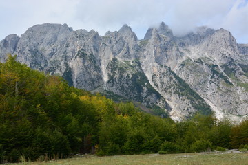 Kahle Bergkette über Talboden und Weide