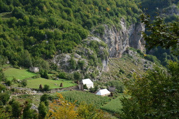 Fototapeta na wymiar einsames Gehöft in albanischen Alpen