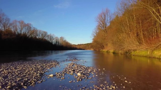 Langsamer Flug zauberhafter Baum an Fluss