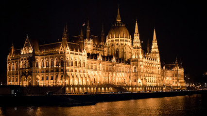 Fototapeta premium Budapest Parliament From Danube At Night