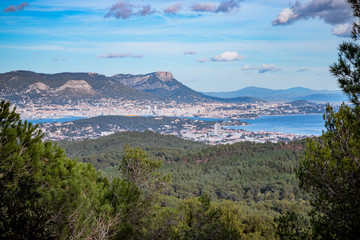Vue sur la rade de Toulon du haut de la Corniche Varoise
