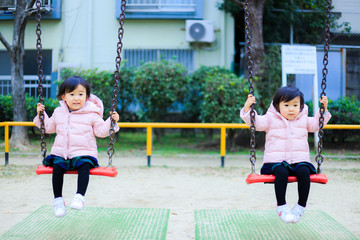 公園遊んでいる子供