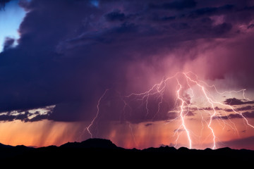 Blitzeinschläge von einem Monsungewitter bei Sonnenuntergang in der Wüste von Arizona.