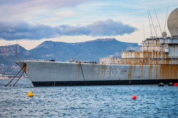 Navire de guerre abandonné dans le port de Saint-Mandrier