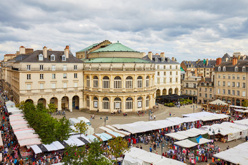 Fototapeta premium Jour de marché sur la place de la Mairie à Rennes 