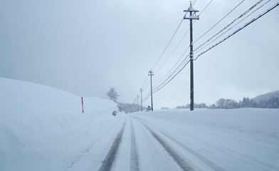 Fototapeta na wymiar 雪で真っ白な道路