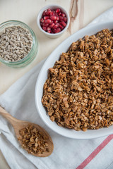 Joghurt mit Müsli und Beeren