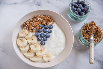 Joghurt mit Müsli und Beeren