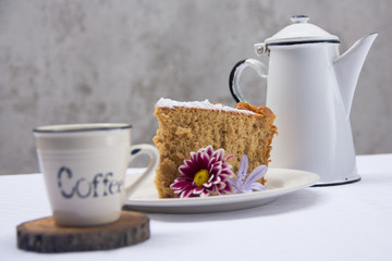 Vanilla cake withe powdered sugar and milk cream