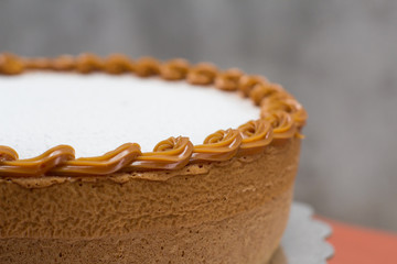 Vanilla cake withe powdered sugar and milk cream