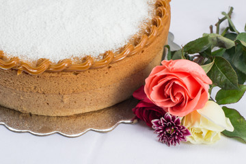 Vanilla cake withe powdered sugar and milk cream