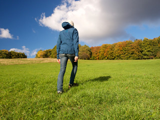 Wanderer im Herbst im Mittelgebirge bergauf nah