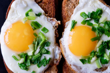 Obrazy  dwa jajka sadzone na chlebie z szczypiorkiem