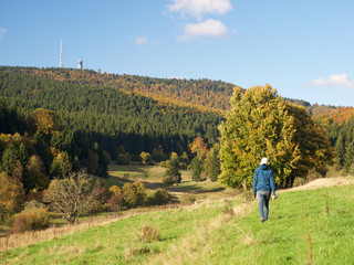Wanderer im Herbst im Mittelgebirge mit Inselberg3