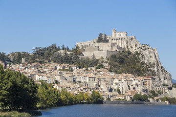 Fototapeta na wymiar La vieille ville et la Citadelle du XIV-XVIe siècle, au premier plan la Durance, Sisteron 