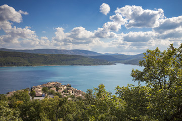 Fototapeta na wymiar le village de Sainte-Croix-de-Verdon qui domine le lac de Sainte-Croix, Alpes-de-Haute-Provence