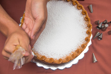 Vanilla cake withe powdered sugar and milk cream