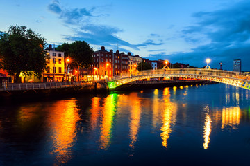Fototapeta premium Nocny widok na słynny oświetlony most Ha Penny w Dublinie, Irlandia