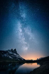 Tuinposter Prachtig uitzicht op de Melkweg die aan de hemel gloeit met bergen en rivier en reflecties van sterren © Jamo Images