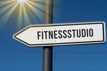 Obraz premium Eine Tafel mit einem Hinweis auf Fitnessstudio