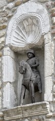Fototapeta na wymiar Statue de Saint Georges à Pérouges, Ain, France