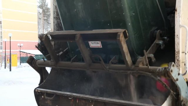 Garbage disposal by dustcart with bin lift