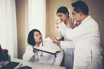 Obraz premium Nurse and doctors consulting about paperwork during working at workplace.