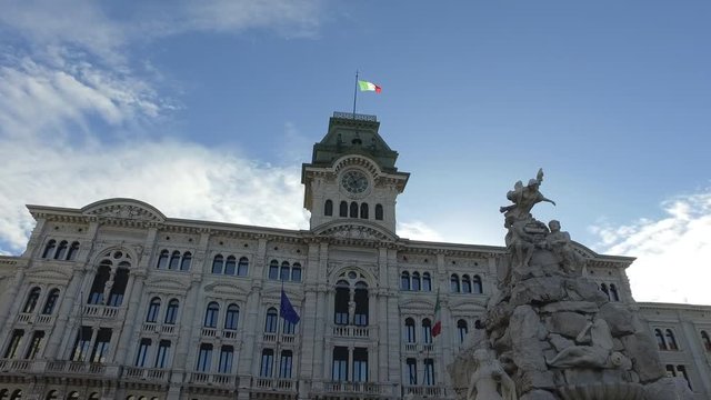 Palazzo del Comune di Trieste alle prime poco dopo l'alba. - Trieste, Italia.