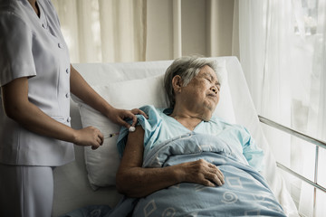 Obraz premium Nurse injections for elderly patients admitted to hospital.