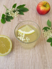Frisch gemachte Limonade mit Holunderblüten, Apfelsaft und Zitrone