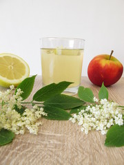 Frisch gemachte Limonade mit Holunderblüten, Apfelsaft und Zitrone