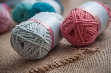 pelotes de laine de couleur sur table en vieux et toile de jutte
