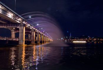 Fototapeta na wymiar banpo bridge fountain