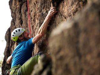 Kletterer am Felsen in schwerer Route