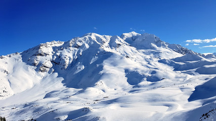 Naklejka premium beautiful mountain in snow under blue sky