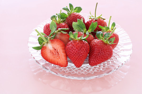 Fresh strawberries on a glass plate
いちご　あまおう苺