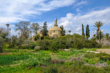 Fototapeta premium Hala Sultan Tekke Mosque beside the Aliki salt lake in Larnaka.