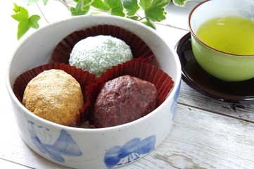 三色おはぎとお茶