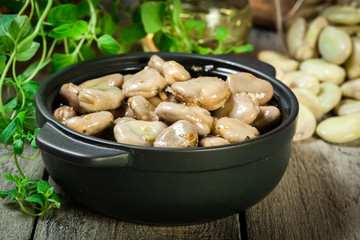 Broad beans stewed with onion and oregano
