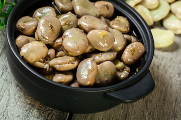 Broad beans stewed with onion and oregano
