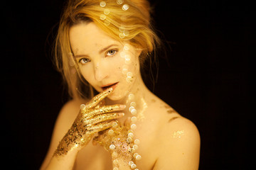 Beautiful woman in gold, golden hands, glitter sensual glamour studio shoot - 190217916