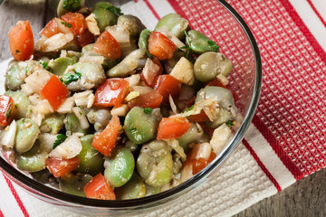 Broad bean salad with tomatoes